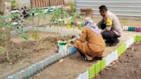 Bhabinkamtibmas Lembar Selatan Dorong Warga Kelola Lahan Pekarangan